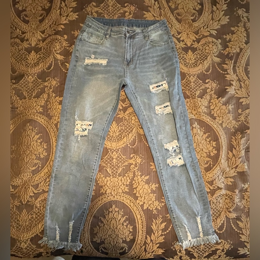 Women’s SHEIN Skinny Jeans Size L Distressed Blue Jeans Great Condition!